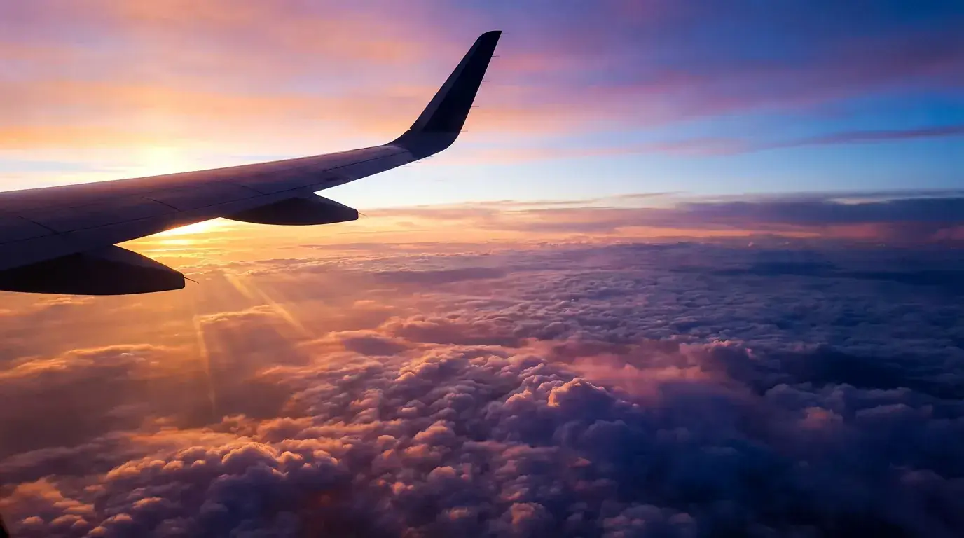 Reisende beim Einchecken am Airline-Schalter mit Gepäck