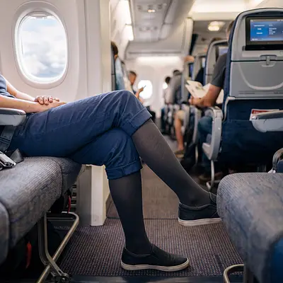 Kompressionsstrümpfe im Flugzeug: Welche wirklich helfen und welche Geldverschwendung sind